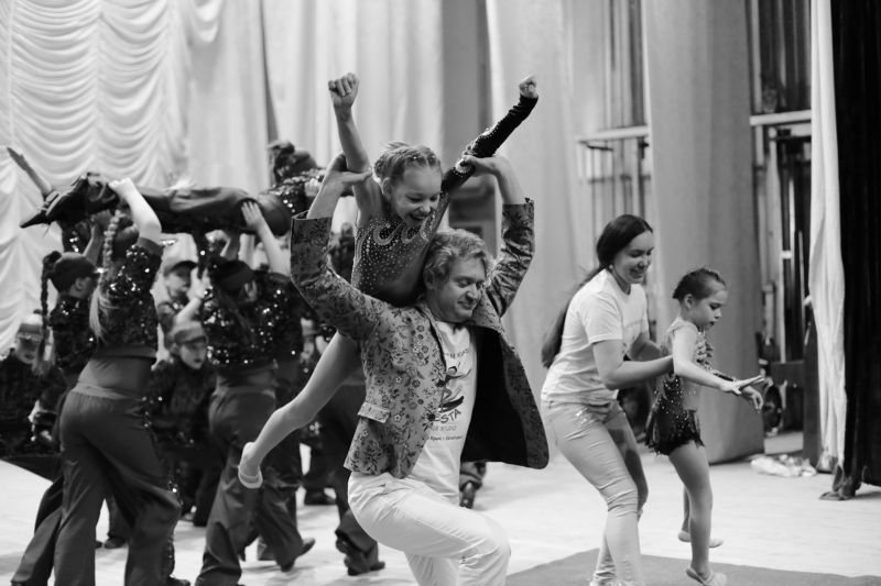 танцы, инвалидность, чб ***photo preview