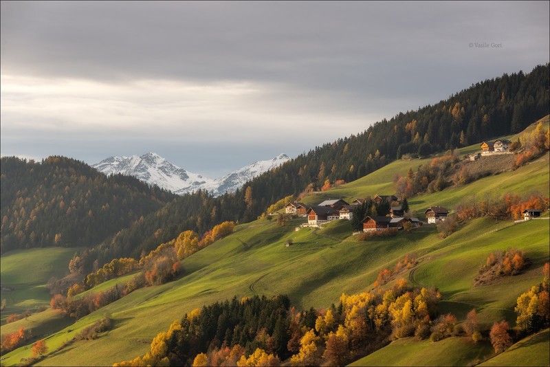 доломитовые альпы,santa maddalena,деревня,val di funes,осень,odle,италия,alps,ranui,san giovanni,церквушка,hills Альпийская пастораль фото превью