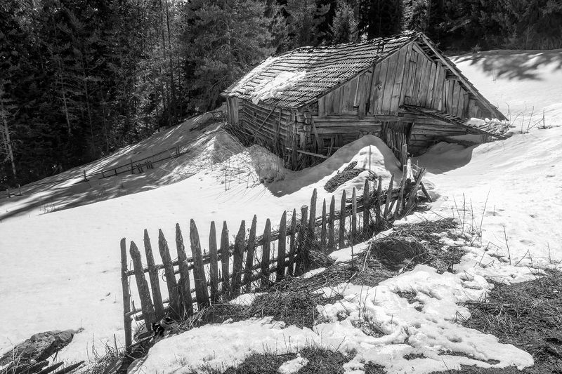 Стара плевня в горска местност през зиматаphoto preview