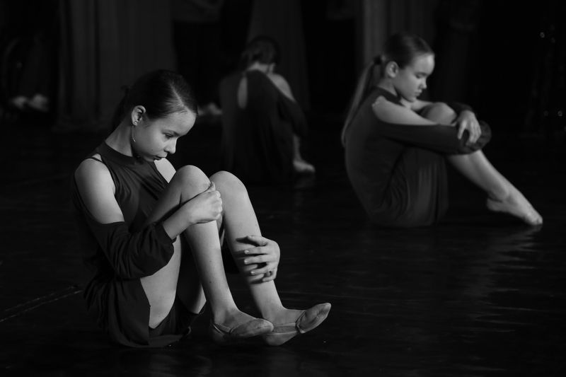 танцы, инвалидность, чб ***photo preview