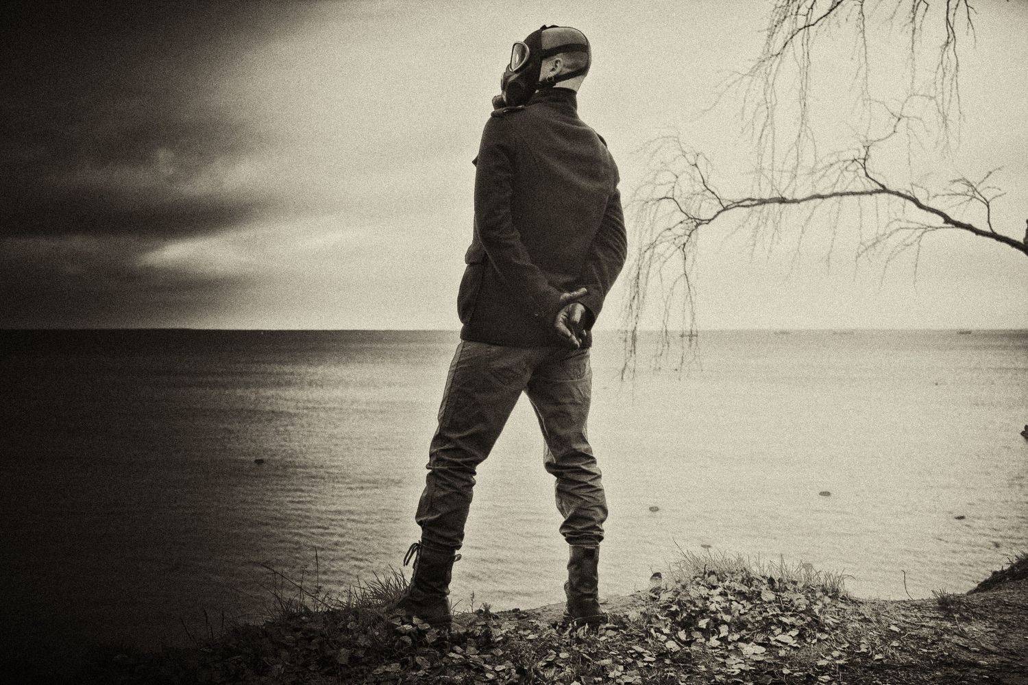 плохое предчувствие. Автор: Vladimir Kedrov человек, обрыв, вода, дерево, противогаз, тьма, Vladimir Kedrov