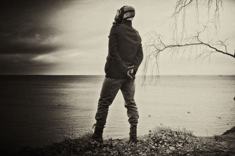 человек, обрыв, вода, дерево, противогаз, тьма плохое предчувствие фото превью