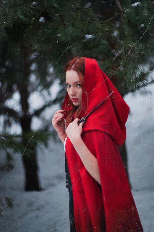 Портрет, постановочная, сказочная фотосессия, зима, красная шапочка, фэнтези, лес, гелиос Красная шапочкаphoto preview