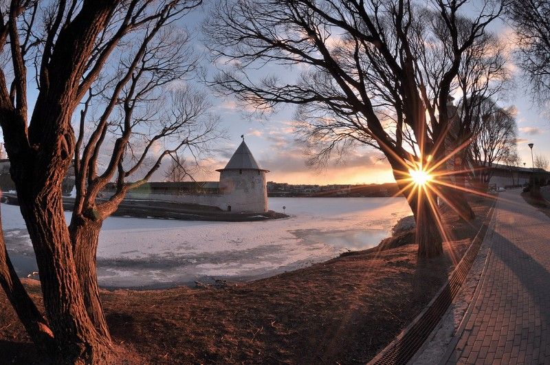 пейзаж, весна,вечер, город,псков,башня, река, солнце, лёд, архитектура,город Весенний вечер.photo preview
