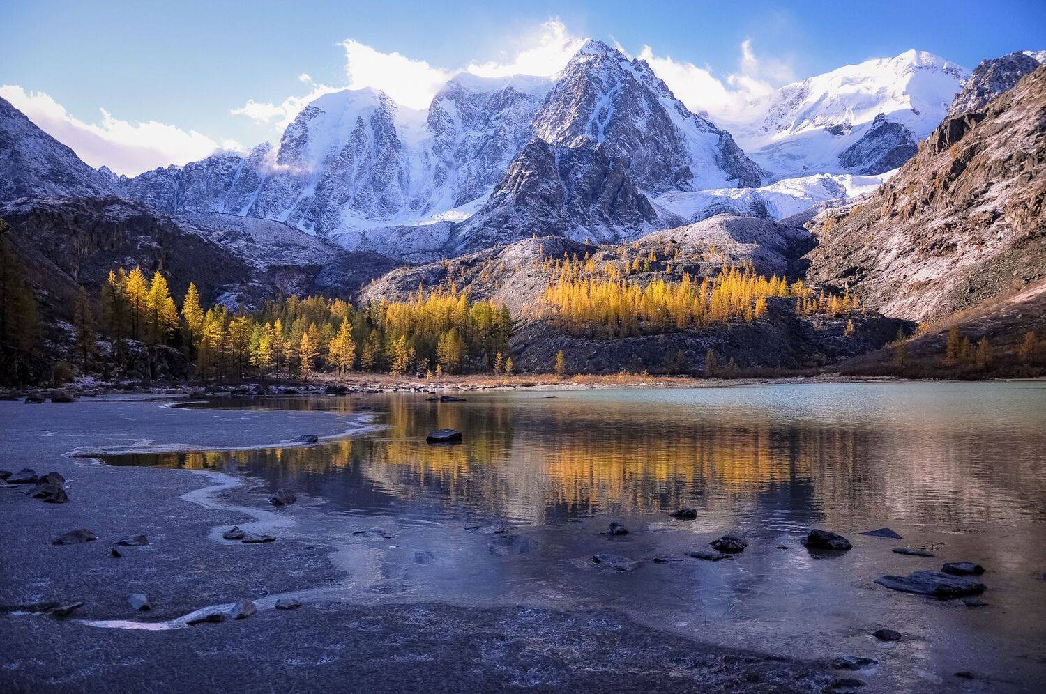 Морозное осеннее утро на Шавлинском озере. Автор: Холзаков Вячеслав россия, горный алтай, осень, северо - чуйский хребет, верхнее -шавлинское озеро, горы, пик красавица, лиственницы, Холзаков Вячеслав