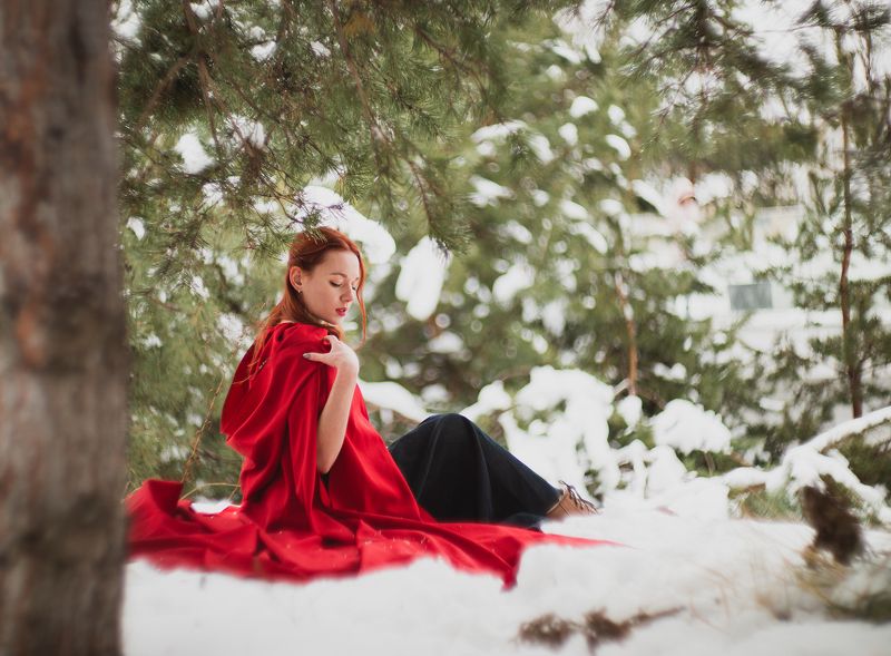 Портрет, постановочная, сказочная фотосессия, зима, красная шапочка, фэнтези, лес, гелиос Красная шапочкаphoto preview