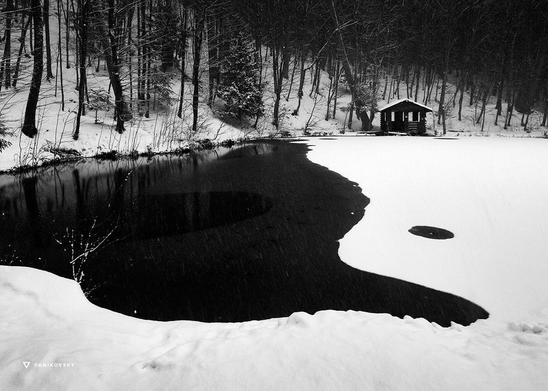 Снег, Крым, Ялта, Ай-Петри, озера, хижина, зимний пейзаж Хижина в лесуphoto preview