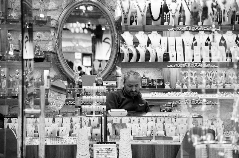 Стамбул. 2021. Продавец ювелирных изделийphoto preview