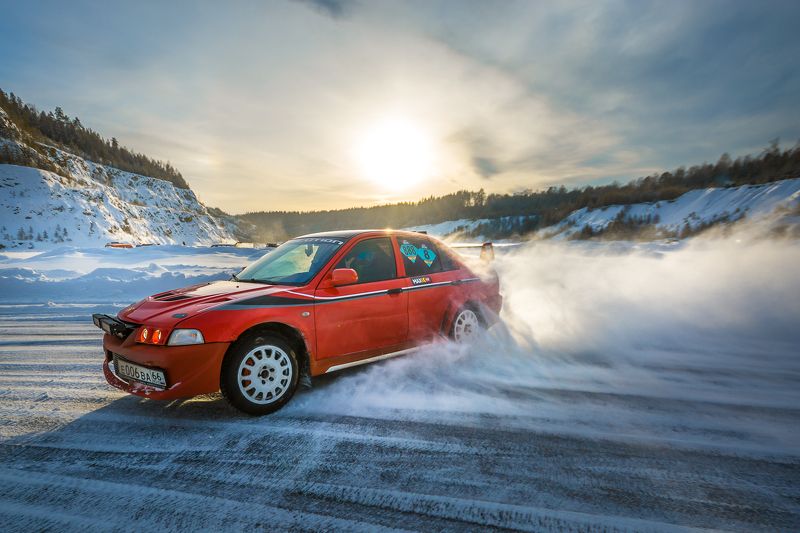 зима авто автоспорт скорость снег спорт В снежном виражеphoto preview