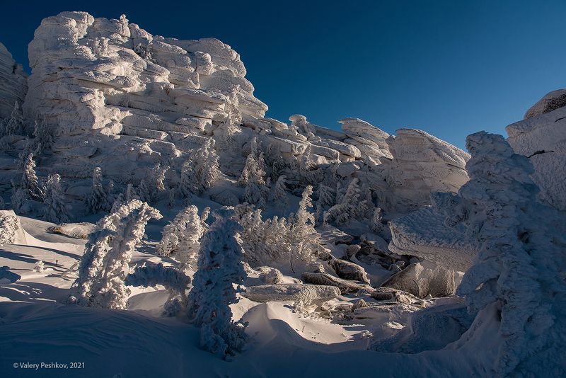 утро, утренний свет, скалы верблюды, кедры, пихты, снег, иней, сугробы, зима, гора курган, шерегеш, горная шория, сибирь Снежное царство фото превью
