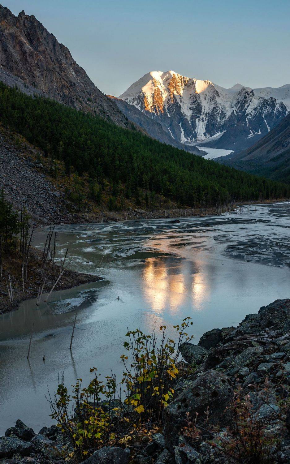 россия горы алтай природа свет тьма ник_васильев грань вечер сумерки тревога закат озеро маашей мажой, Николай Васильев