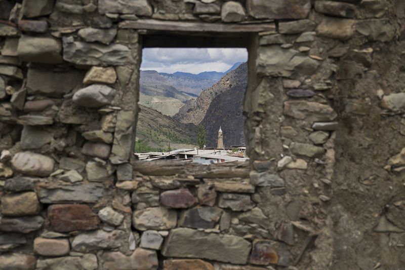 кавказ, дагестан, гуниб, корода, дом, окно, руины, село, архитектура, история, мечеть, минарет, башня, крыши, горы, небо, камни, кирпич, стена, путешествие Вид из окна photo preview