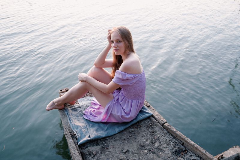 Портрет, девушка У рекиphoto preview