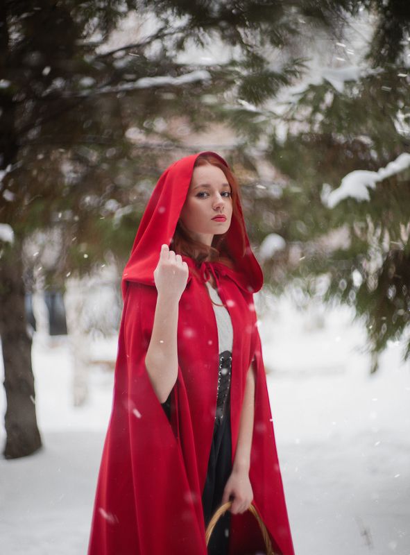 Портрет, постановочная, сказочная фотосессия, зима, красная шапочка, фэнтези, лес, гелиос Красная шапочкаphoto preview