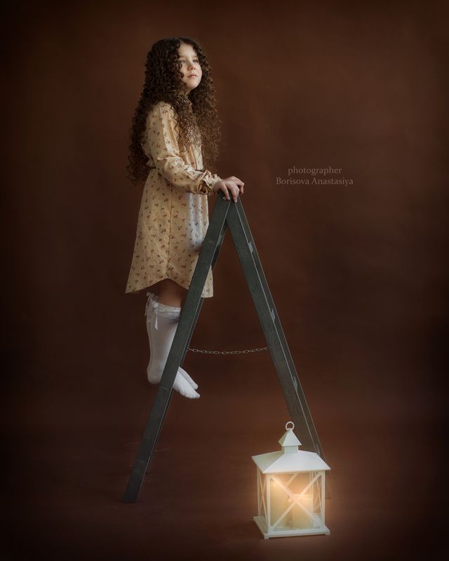 ребенок фонарик художественная фотография художественное фотохудожник арт art лестница ретро винтаж photo preview