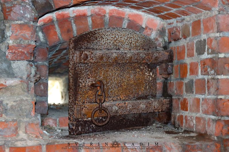 Фридрих-Вильгельм III, бойница, броня, форт, Россия, Калининград, окошко, крепость, 2021 год, кирпич,Friedrich Wilhelm III, loophole, armor, fort, Russia, Kaliningrad, window, fortress, 2021, brick  «Бронированная бойница»photo preview