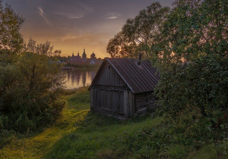 Вид на Никольский мужской монастырь и рекуphoto preview