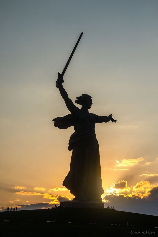 Скульптура «Родина-мать зовёт!»photo preview