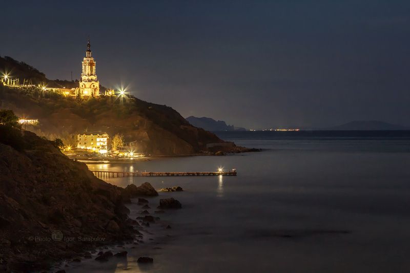 чёрное море, храм-маяк, храм, уступ,  скалы, скалистый берег, рифы, путешествия, путешествие на автомобиле, причал, природа, прибой, пляж, пейзаж, ночной пейзаж, музей, малореченское,  крым, достопримечательности крыма, дикий отдых, горы, береговая линия, Ночь на побережье села Малореченскоеphoto preview