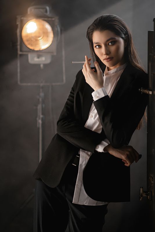 девушка, дым, костюм, темный ключ, свет Виолеттаphoto preview