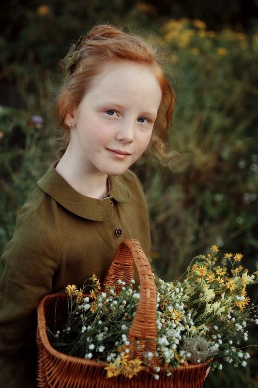 рыжая девочка полевые цветы корзина летний вечер Летний вечерphoto preview