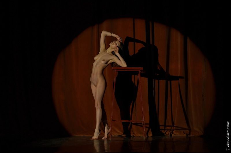 Naked on the stage фото превью