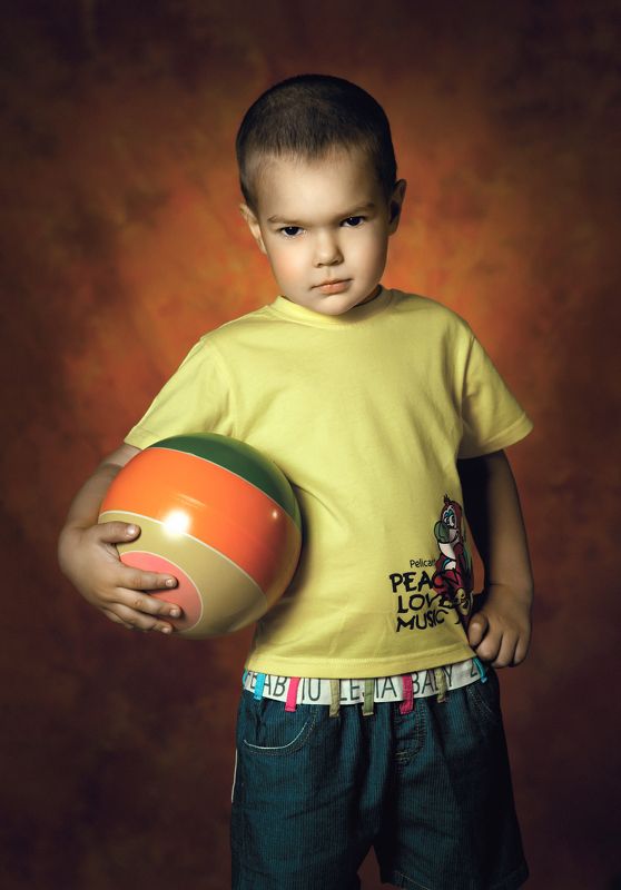 мальчик, потрет, дети, студия, фотосессия Мальчик с мячикомphoto preview