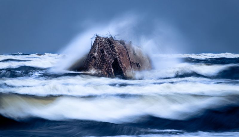 море, волны, корабль, шторм Нос затонувшего корабляphoto preview