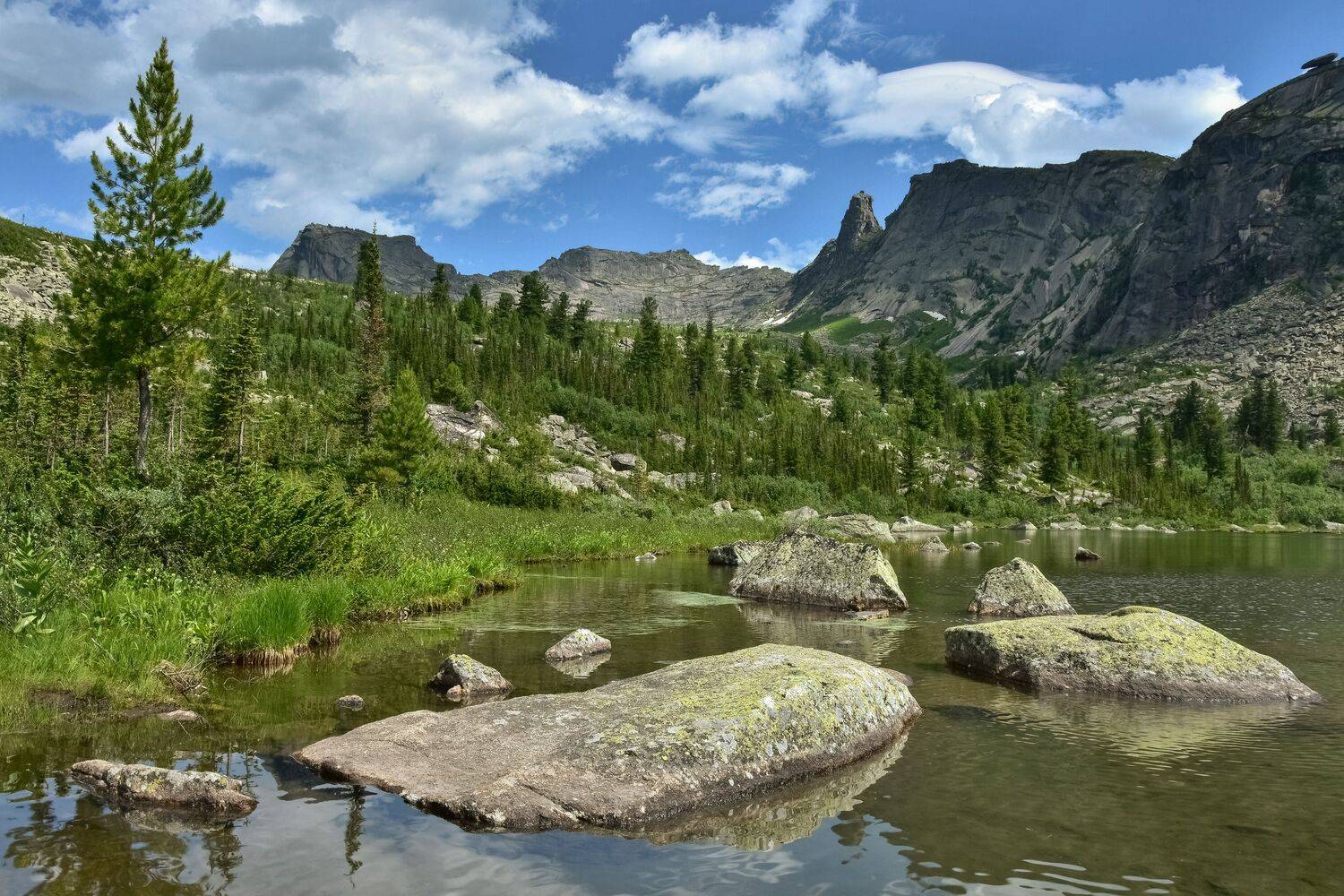 Озеро Радужное Ергаки. Автор: Холзаков Вячеслав россия, западные саяны, хребет ергаки, спящий саян, лето, озеро радужное, камни, ели, горы, Холзаков Вячеслав