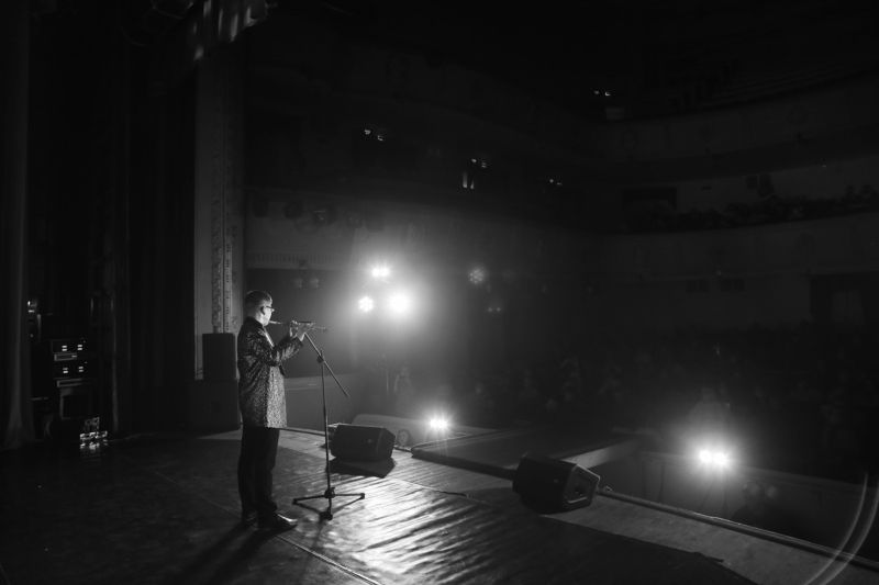 театр, парень, чб ***photo preview