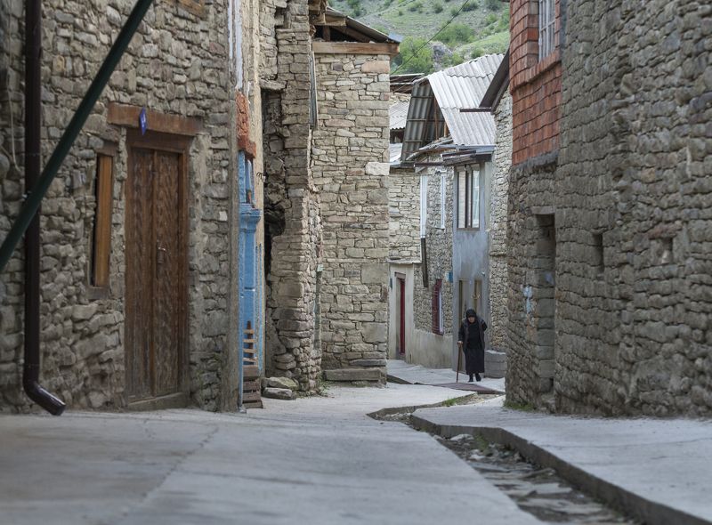 дагестан, гуниб, корода, село, аул, улица, дорога, архитектура, пейзаж, люди, прогулка, дом, дверь, окно, стена, изгиб, поворот. неспеша, старожил, горцы, путешествие Прогулкаphoto preview