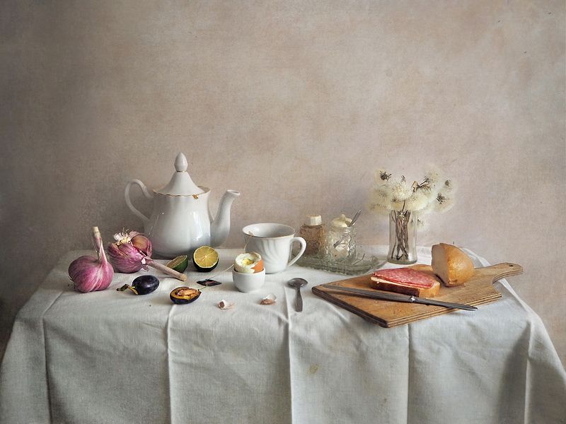 стол, чайник, хлеб, чеснок На столеphoto preview