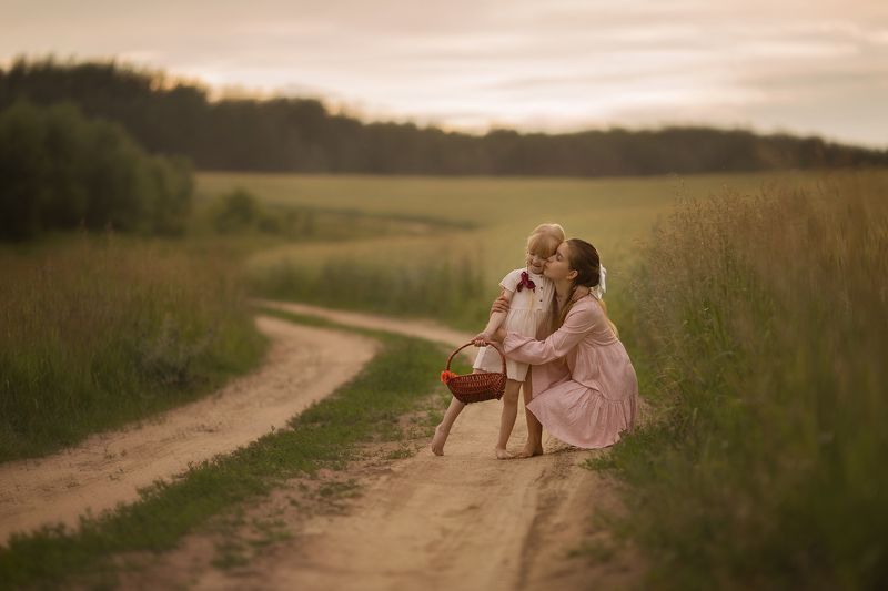 лето, поле, семья, сёстры, детство Сёстрыphoto preview