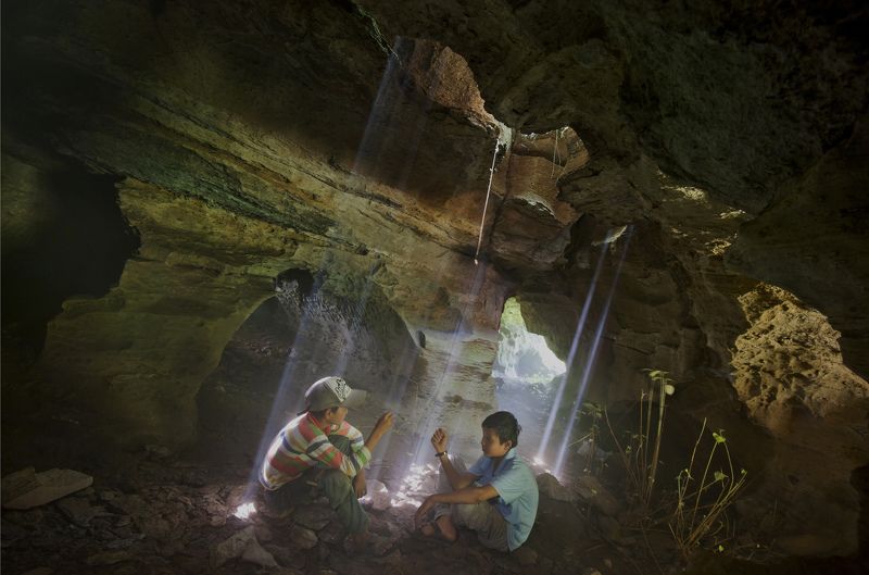 #light ray#children#play#cave game in the cavephoto preview