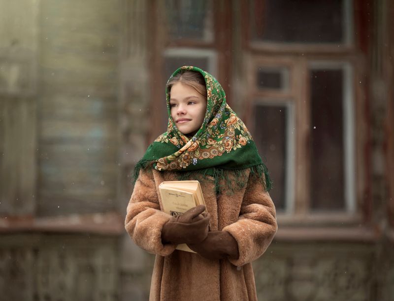 россия, русская красавица, книга, дети, девочка, изба, чтение, зима, павловопосадский платок, russia, girl, shawl, book, children, winter ***photo preview