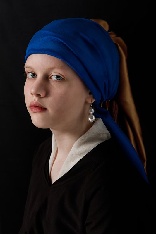 с жемчужной серёжкойphoto preview