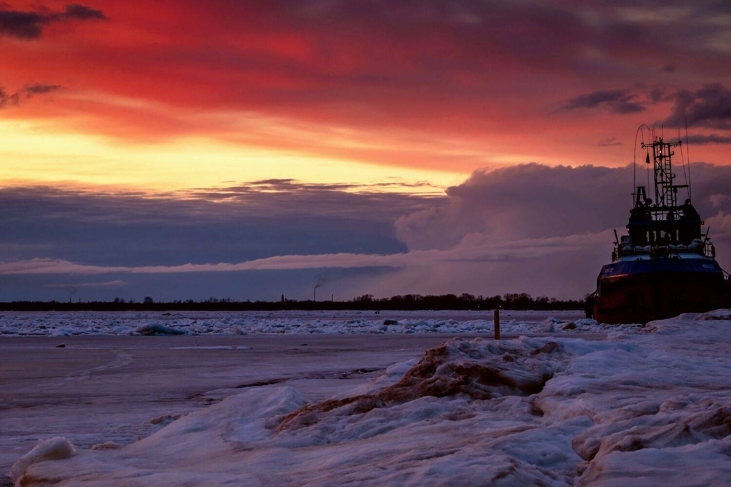 У причала..... Автор: Титов Александр вечер, природа, закат, навигация, река, весна, лед, север, небо, Титов Александр