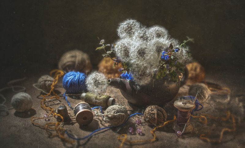 клубки,катушки,нитки,чайник,одуванчики Проделки домовогоphoto preview