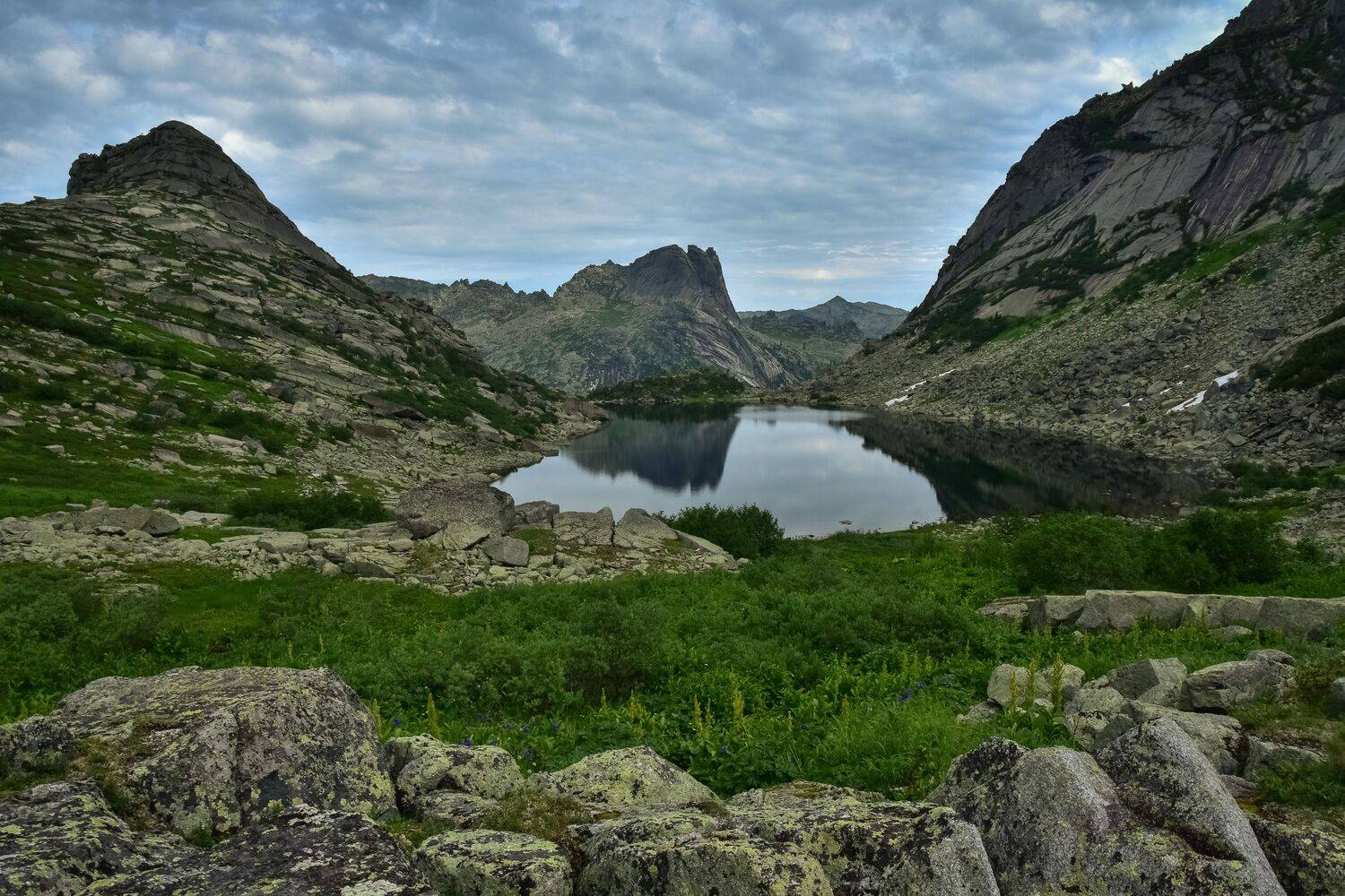 Озеро Горных духов в Ергаках. Автор: Холзаков Вячеслав россия, западные саяны, хребет ергаки, горы, скалы, камни, лето, путешествия, озеро горных духов, Холзаков Вячеслав