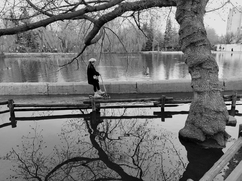 весна, детские шалости, весенние шалости, на самокате по лужам, лужа, огромная лужа, ч/б, b&w, children pranks, spring pranks, отражение, *photo preview