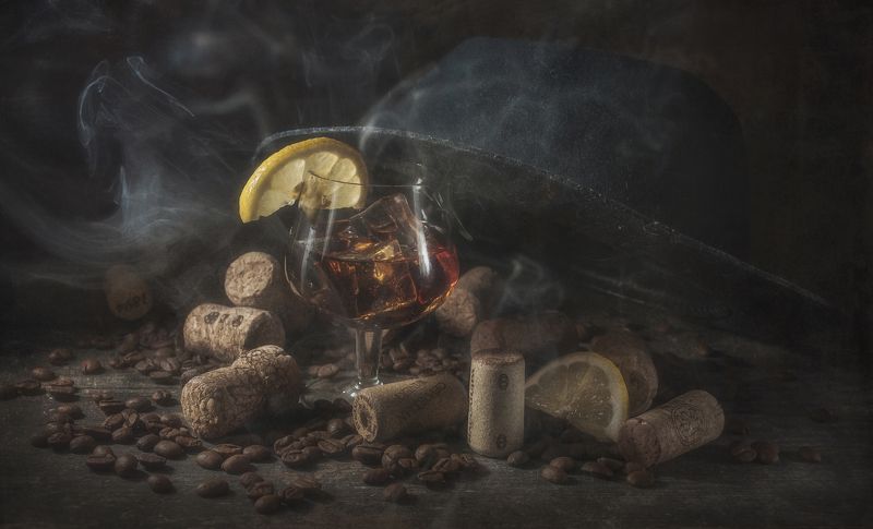 коньяк,сигара,шляпа, долька, лимон,пробки,дым И долька лимона...photo preview