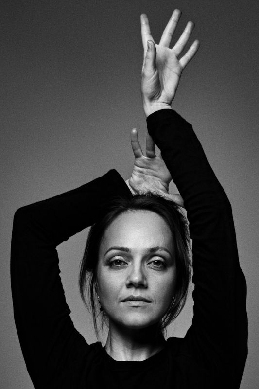 женщина, девушка, женский портрет, черно-белое, руки Женя фото превью