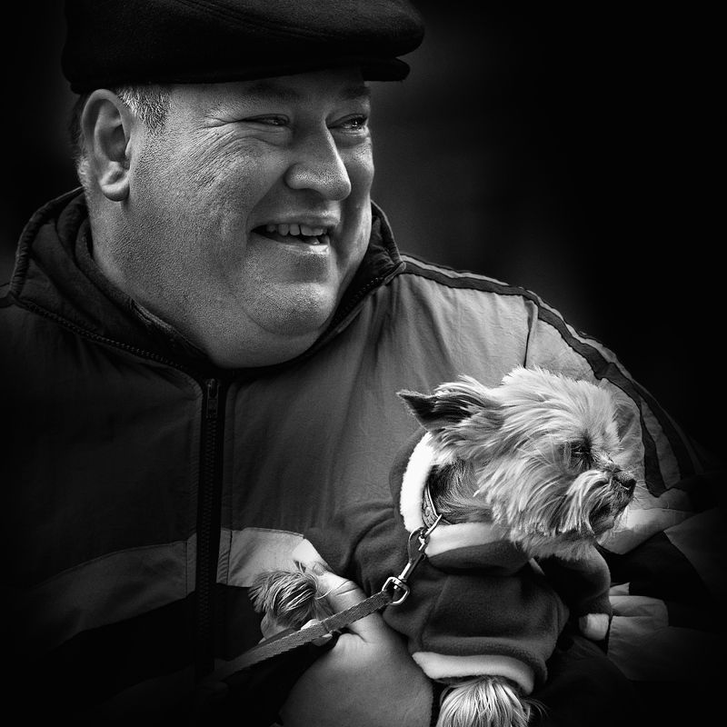 чб фото, уличное фото, уличный жанровый портрет, уличный мужской портрет, люди и собаки Городские картинки. Про хорошее настроение фото превью