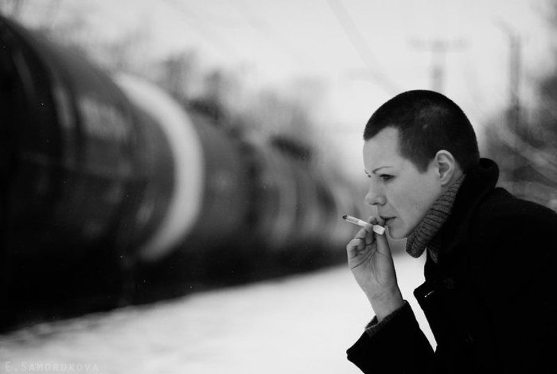 девушка, поезд, чб, беломор а мимо проезжают поезда...photo preview