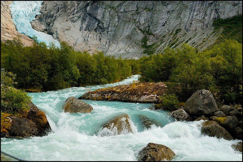 norway, ледник, вода, камни, река Кусок ледника и ледяной поток в камнях среди скалphoto preview