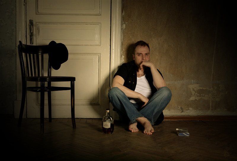 мужчина, молчание, взгляд, портрет, стул, размышления, коньяк, папиросы, тупик ****photo preview