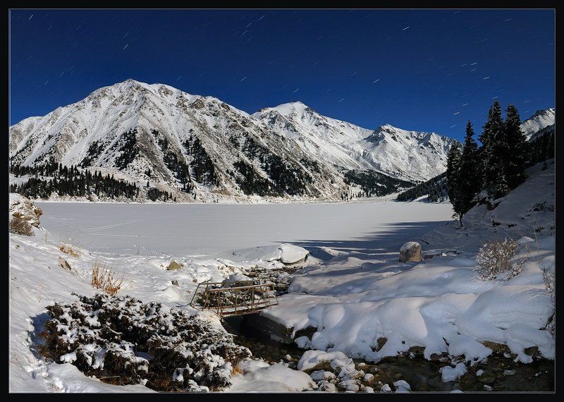 природа,ночь,горы,зима,снег,лес,озеро,вершины,ручей,мостик,тропа,звезды Куда улетают ночные звездыphoto preview