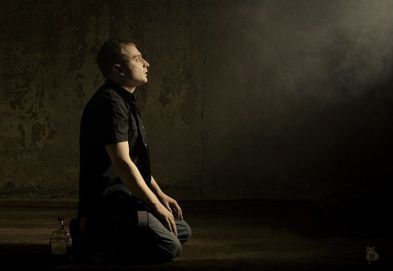 мужчина, молчание, взгляд, портрет, размышления, коньяк, свет, между, где-то Somewhere betweenphoto preview