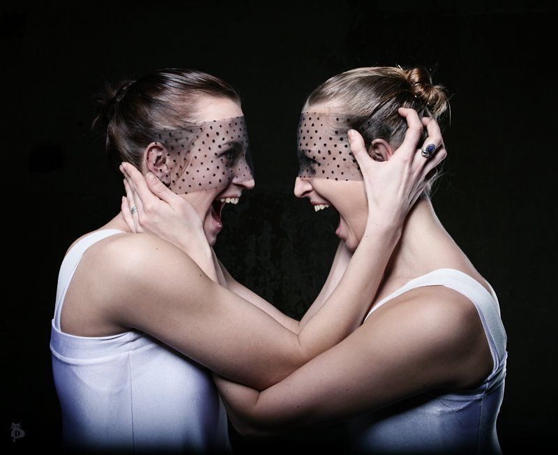 девушки, крик, невозможность молчать, отражение сознание, маски, спор, не удержать Не удержать себяphoto preview