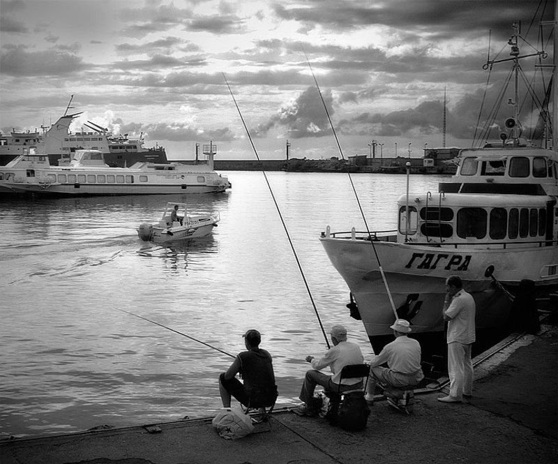 Морская рыбалка с берегаphoto preview